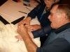 Dick Gordon mentre firma la mia skydive suit